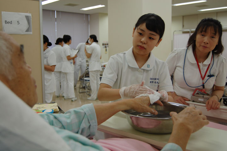 模擬患者さんと学ぶ看護技術（手浴）